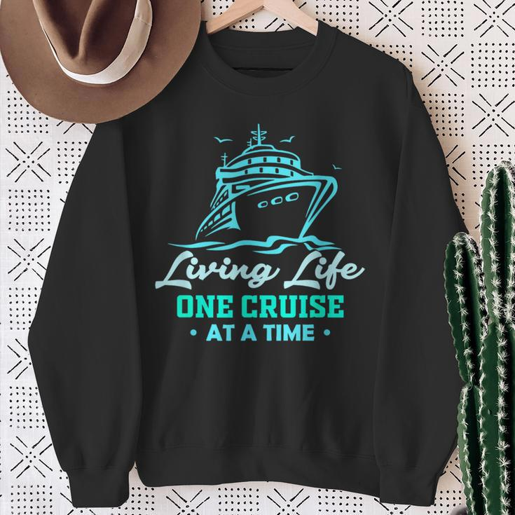 Matching Living Life Eine Kreuzfahrt Nach Der Anderen Lustiges Kreuzfahrtschiff Sweatshirt Geschenke für alte Frauen