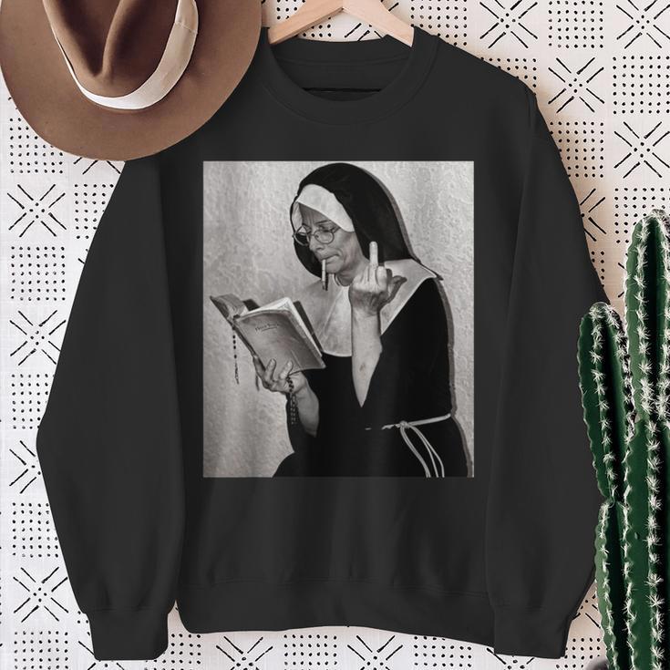 Nun Middle Finger Attitude Novelty Nun Unholy Sweatshirt Geschenke für alte Frauen