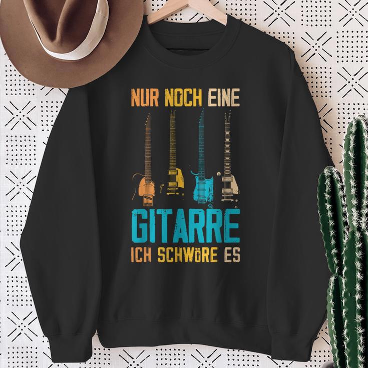 Nur Noch Eine Gitarre Ich Schwöre Es Guitarist Sweatshirt Geschenke für alte Frauen