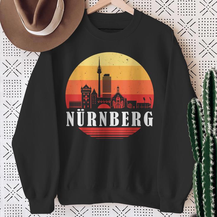 Nuremberg Skyline In Retrointage Style Sweatshirt Geschenke für alte Frauen