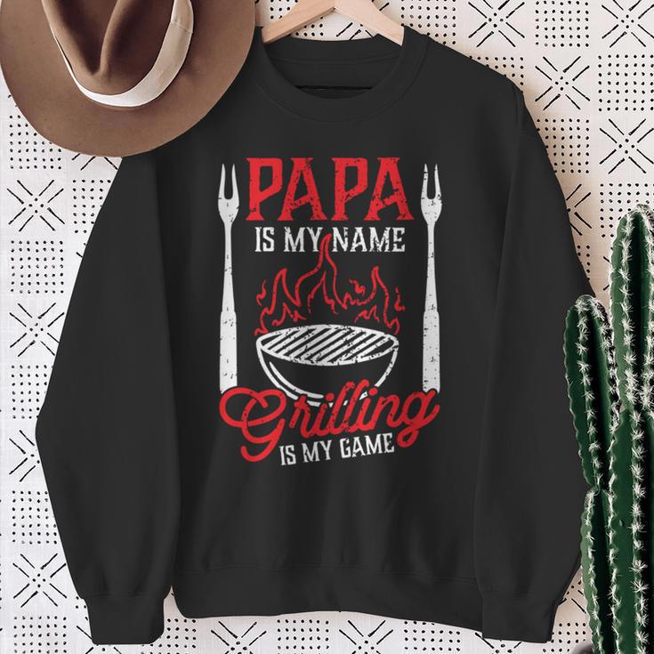 Papa Is My Name Grillen Is My Game Zitatatertag Bbq Sweatshirt Geschenke für alte Frauen