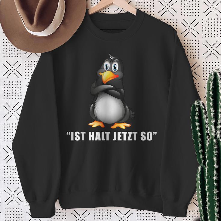 Penguin Ist Halt Jetzt So Da Kann Man Nichts Machen Sweatshirt Geschenke für alte Frauen