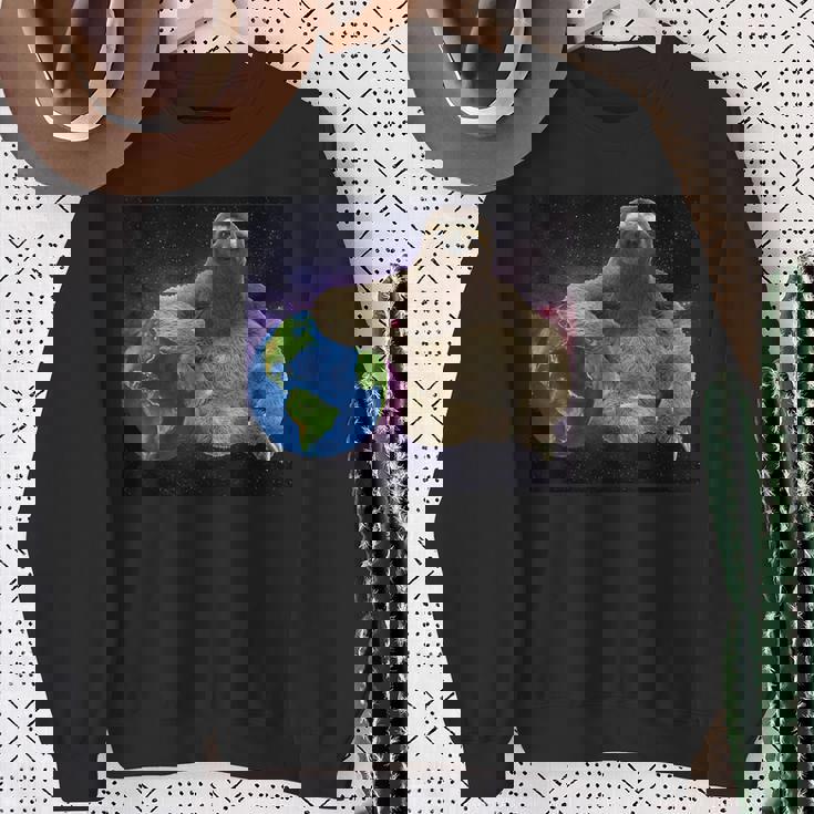 Perezoso En El Espacio Apoyado En El Planeta Tierra Camisa de entrenamiento Regalos para ancianas