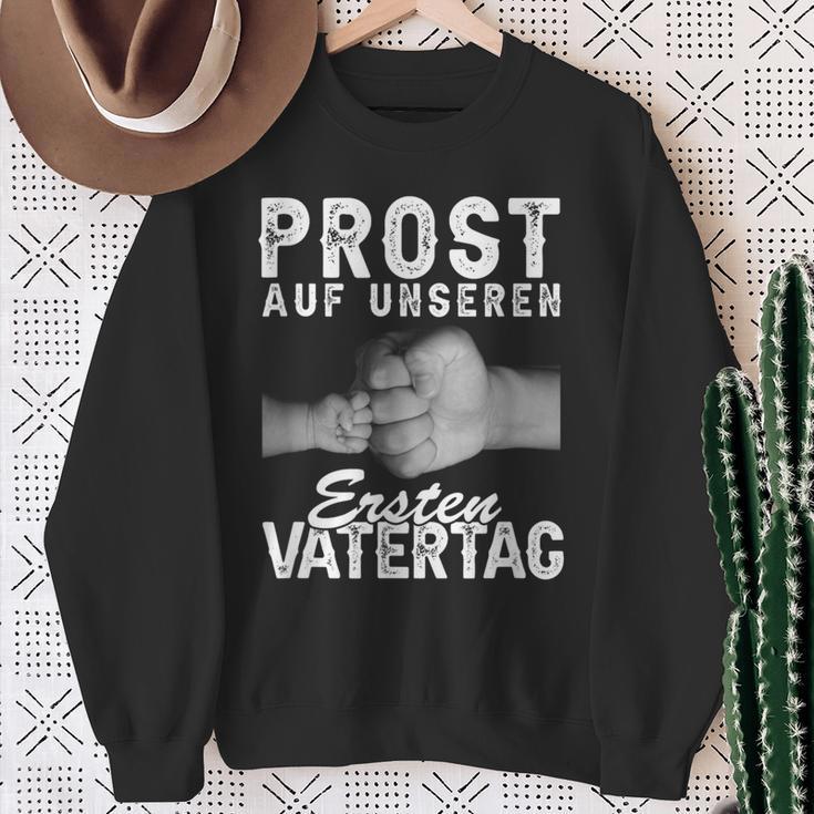 Prost Auf Unser Ersten Father's Day Father Papa Hands Fiste Sweatshirt Geschenke für alte Frauen