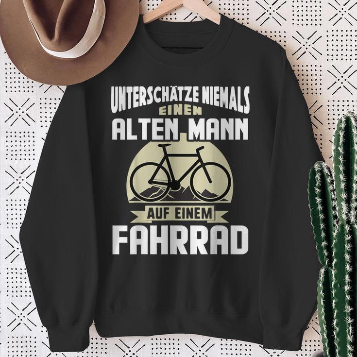 Rad Underschatz Niemal Eine Alten Mann Auf Einem Fahrrad Sweatshirt Geschenke für alte Frauen