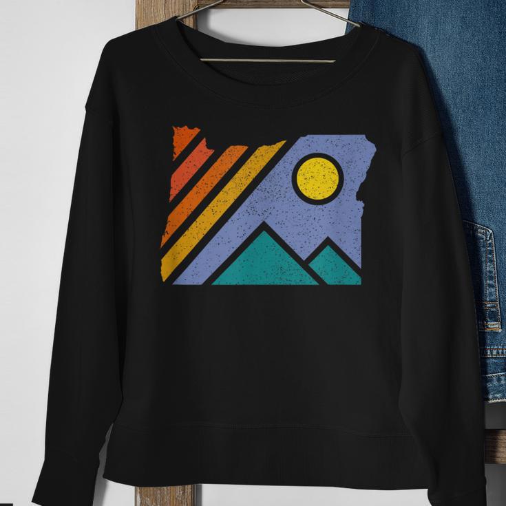 Retro Vintage Oregon Throwback Mountains And Sweatshirt Gifts for Old Women