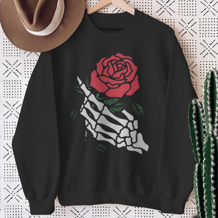 Rote Rose Weißes Skelett Hand Hält Eine Rote Rose Sweatshirt Geschenke für alte Frauen