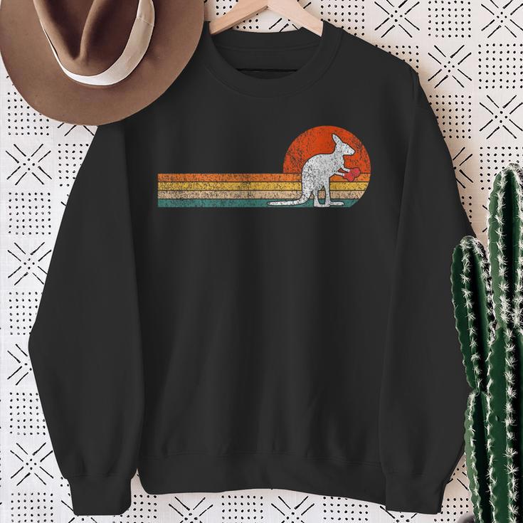 Sie Stellen Wohl Gerne Underneath Questions Boxing Kangaroo S Sweatshirt Geschenke für alte Frauen