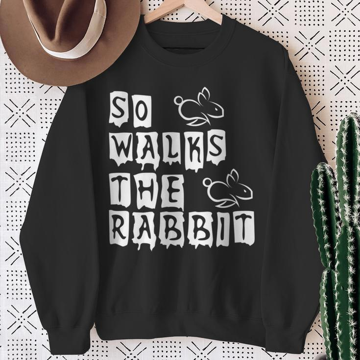 So Walks He Rabbit So Läuft Der Hase Denglisch Fun Saying Sweatshirt Geschenke für alte Frauen