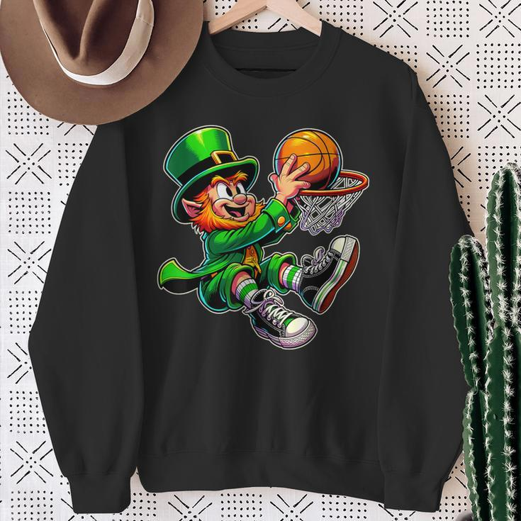 St Patrick's Day Irish Leprechaun Basketball Player Dunk Sweatshirt Gifts for Old Women