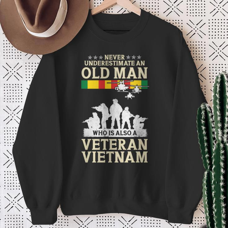 Never Underestimate An Old Man Vietnam Veteran Flag Retired Sweatshirt Gifts for Old Women