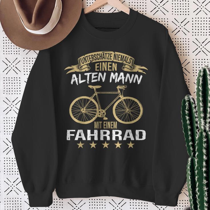 Underschätze Niemal Einen Alten Mann Mit Einem Bicycle Sweatshirt Geschenke für alte Frauen