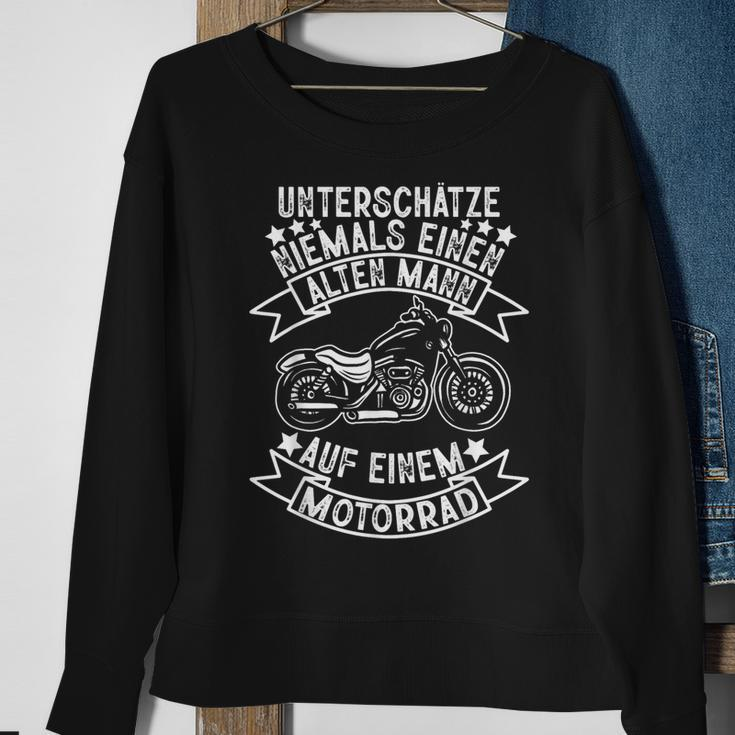 Unterschätze nie Alte auf Motorrad, Opa Biker Sweatshirt in Schwarz Geschenke für alte Frauen