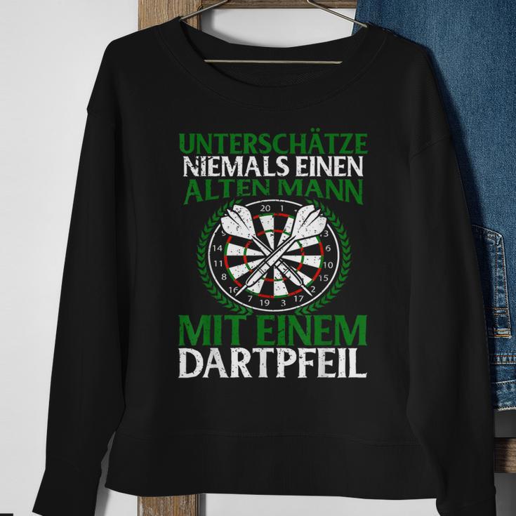 Unterschätze Niemals Alten Mann Mit Dartpfeil Darts Black Sweatshirt Geschenke für alte Frauen