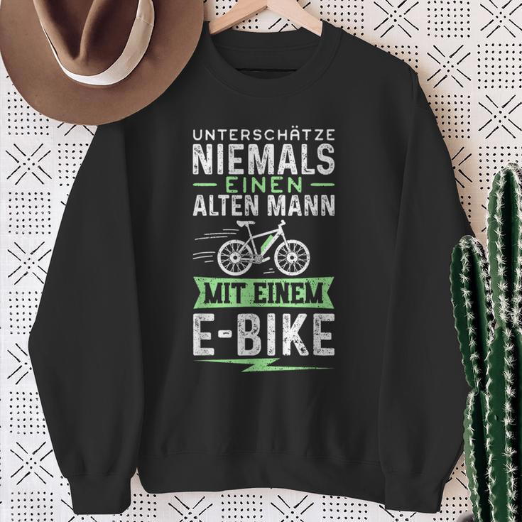 Unterschätze Niemals Einen Alten Mann Mit Ein E-Bike Sweatshirt Geschenke für alte Frauen