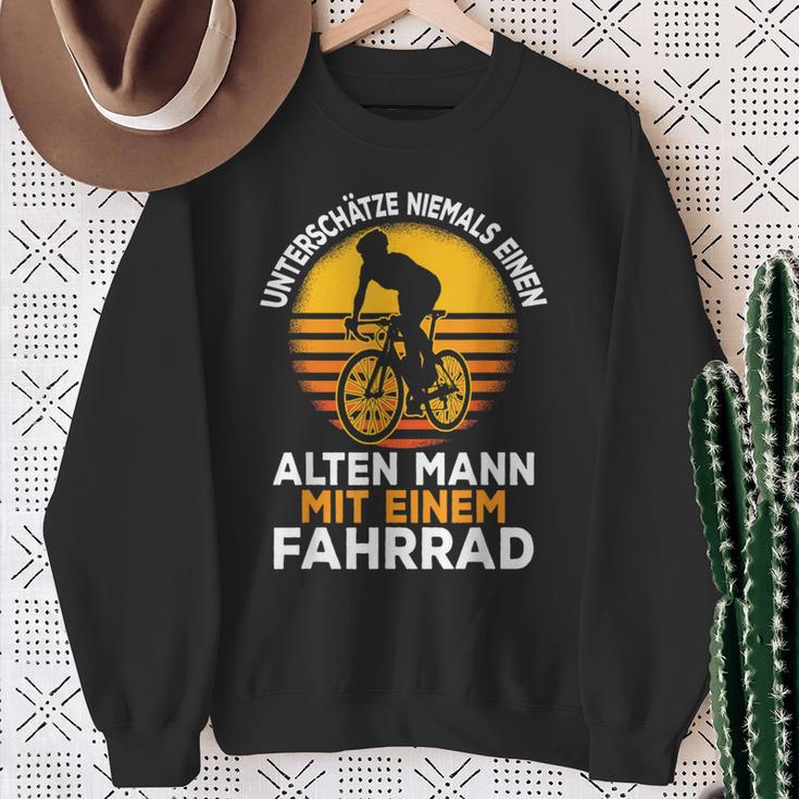 Unterschätze Niemals Einen Alten Mann Mit Einem Fahrrad Sweatshirt Geschenke für alte Frauen