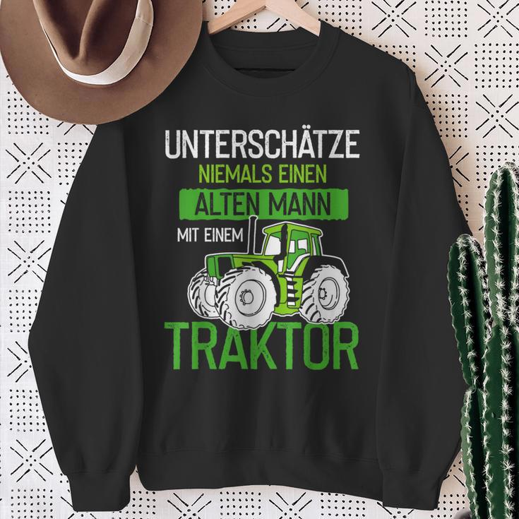 Unterschätze Niemals Einen Alten Mann Mit Einem Traktor Opa Sweatshirt Geschenke für alte Frauen