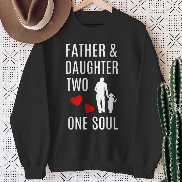 Vater Und Tochter Hand In Hand Herz Seele Papa Kind Geschenk Sweatshirt Geschenke für alte Frauen