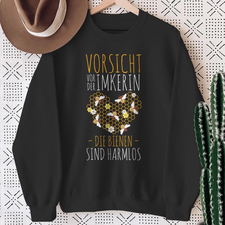 Vorsichtor Der Bekerin Die Bienen Sind Harmlos Sweatshirt Geschenke für alte Frauen