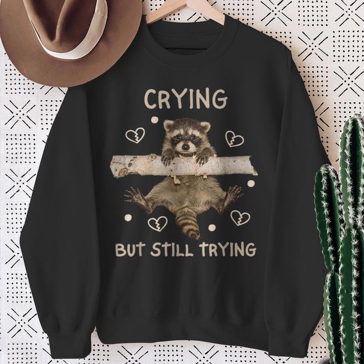 Waschbär Lustig Weinen Aber Immer Nochersuchen Meme Mental Health Sweatshirt Geschenke für alte Frauen