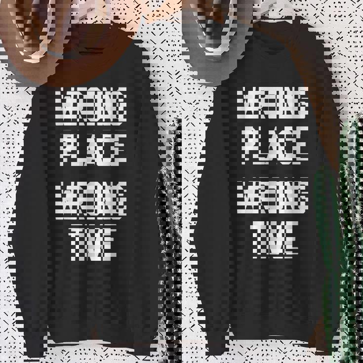 Wrong Place Wrong Time Con Texto En Inglés Wrong Time Camisa de entrenamiento Regalos para ancianas