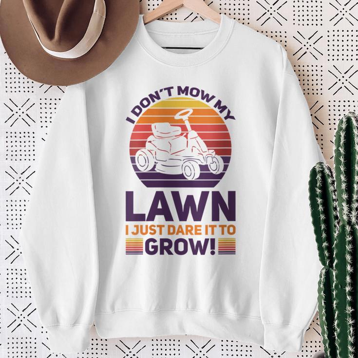 Damen Lustiger Mäher Rasen Bier Papa Landschaftsbau Dare It Wh Mit-Ausschnitt Sweatshirt Geschenke für alte Frauen