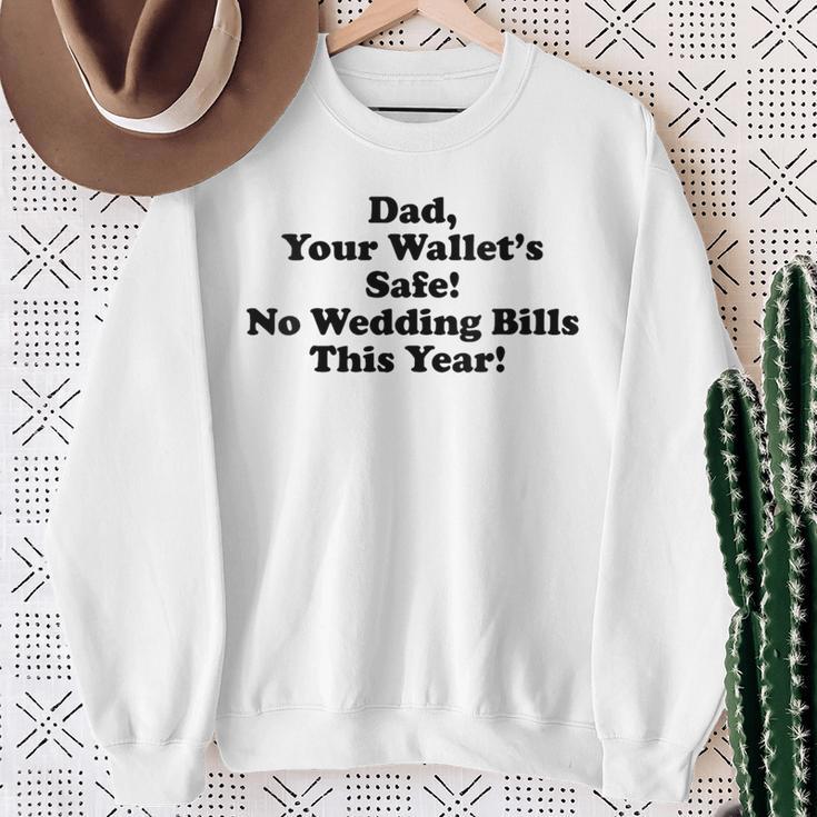 Damen Papa Deine Brieftasche Ist Sicher Keine Hochzeitsrechnungen In Diesem Jahr Papa Scherzt Mit-Ausschnitt Sweatshirt Geschenke für alte Frauen