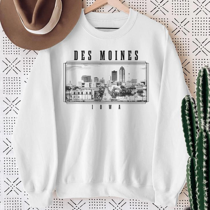 Des Moines Iowa Vintage Skyline Black & White Des Moines Sweatshirt Gifts for Old Women