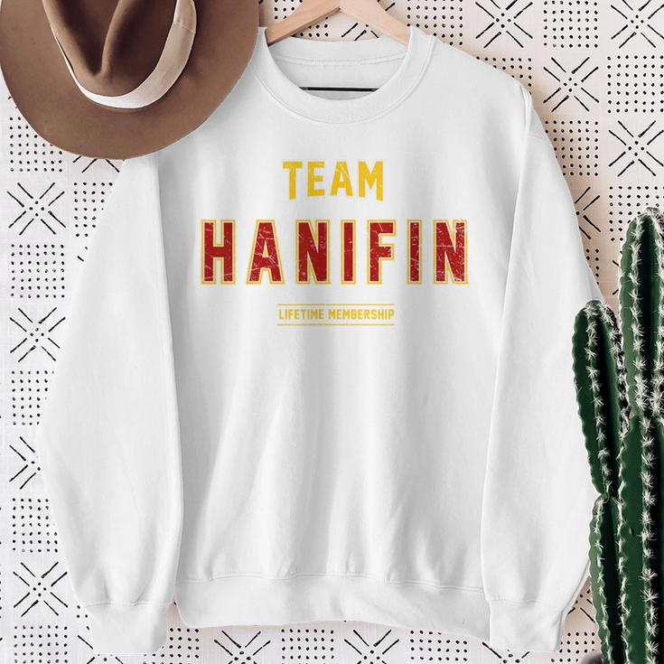 Distressed Team Hanifin Proud Family Nachname Nachname Sweatshirt Geschenke für alte Frauen