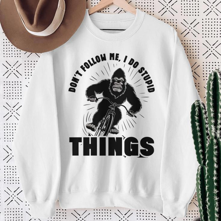 Folgt Mir Nicht Ich Mache Dumme Dinge Sasquatch Bigfoot Riding Sweatshirt Geschenke für alte Frauen