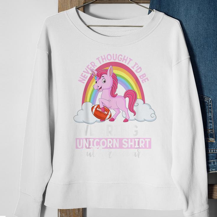 Fröhliches Einhorn-Regenbogen Sweatshirt, Spruch 'Never Thought I'd Be...' Geschenke für alte Frauen