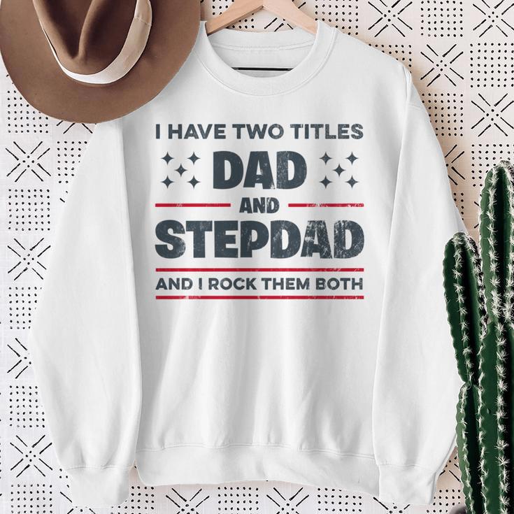 Ich Habe Zwei Titel Papa Und Stiefvater Lustigeatertag Sweatshirt Geschenke für alte Frauen