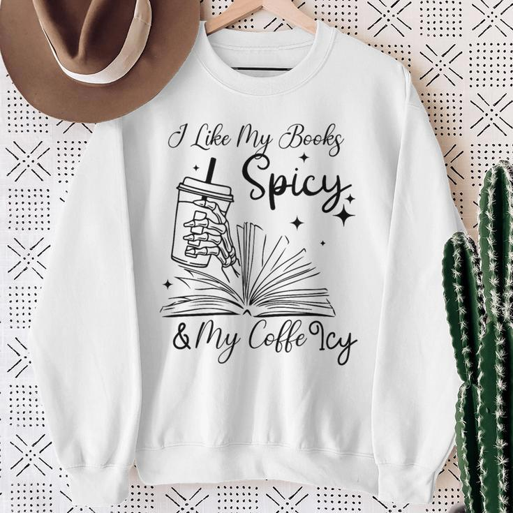 Ich Mag Meine Bücher Scharf Und Meinen Kaffee Eisig Gray Sweatshirt Geschenke für alte Frauen