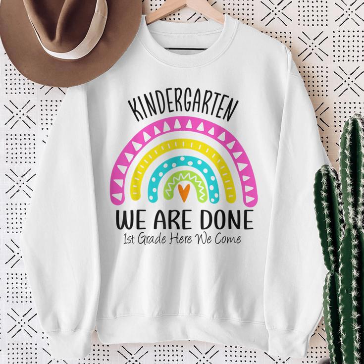 Kindergarten Abschluss 1 Klasse Hier Kommen Wir Regenbogen Sweatshirt Geschenke für alte Frauen