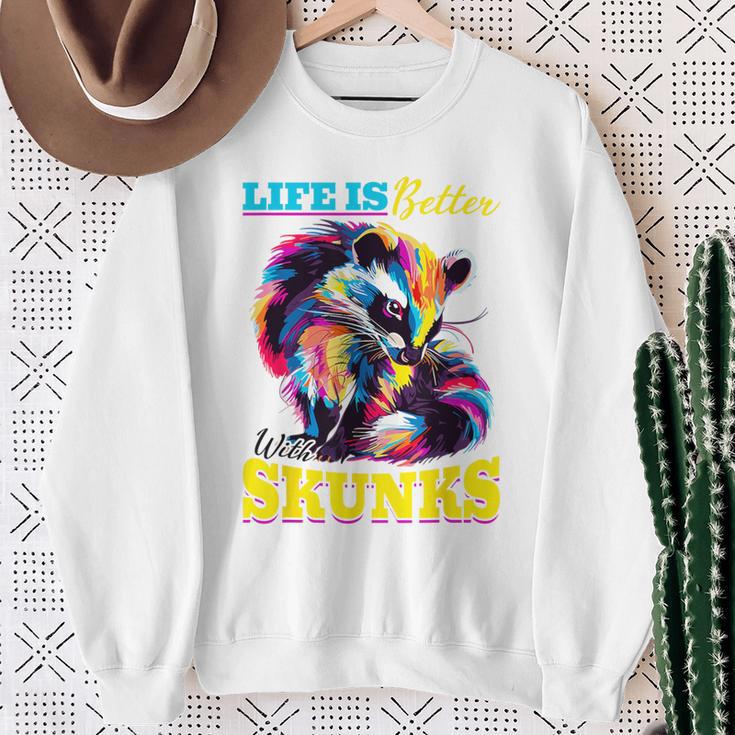 Lustiges Stinktier Leben Ist Besser Mit Stinktieren Sweatshirt Geschenke für alte Frauen