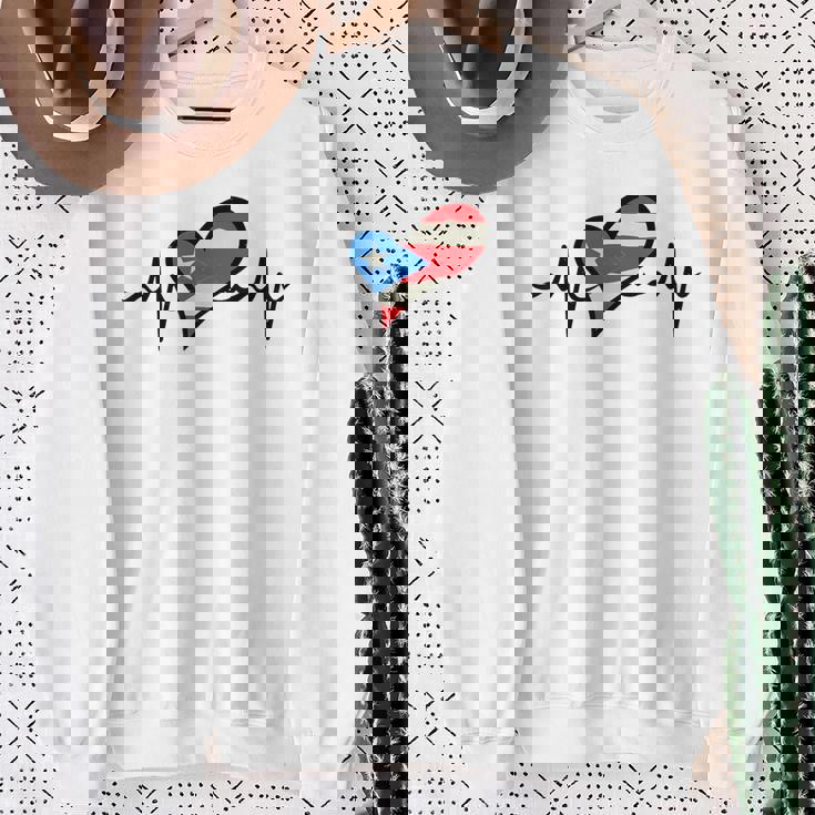Puerto Rico Flag Heartbeat Puerto Rican Boricua Hispanic Sweatshirt Gifts for Old Women