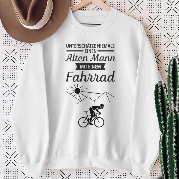 Unterschätze niemals einen alten Mann mit Fahrrad Sweatshirt, Lustiges Radfahrer Tee Geschenke für alte Frauen