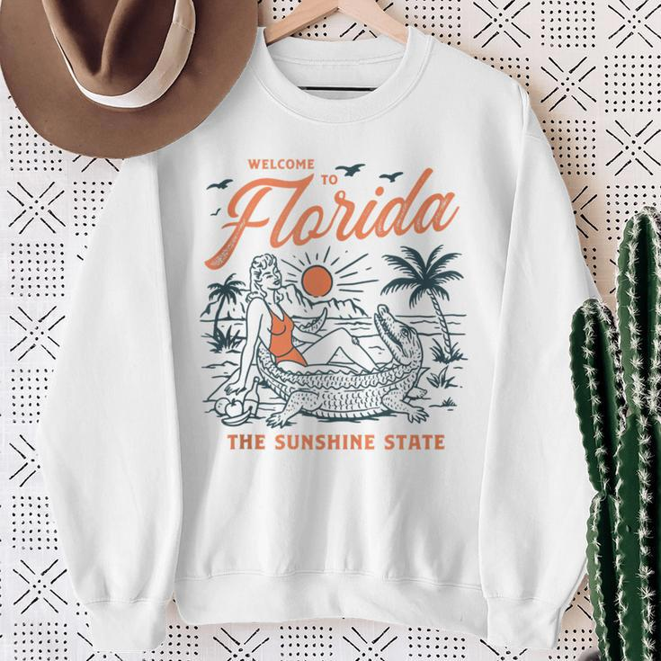 Welcome To Florida Vintage Gator Beach Sunshine State Sweatshirt Gifts for Old Women