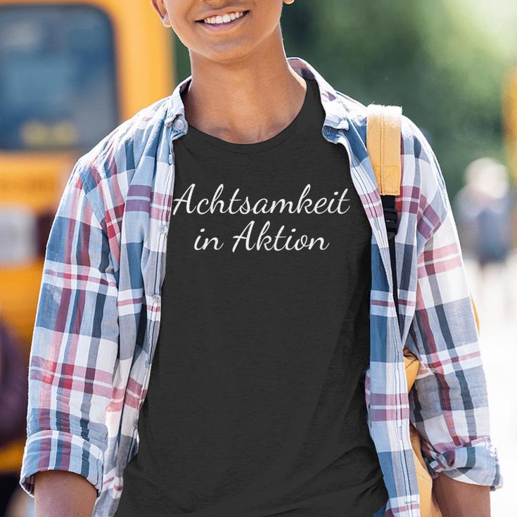 Achtsamkeit In Aktion Meditation Yoga Selbstliebe Kinder Tshirt