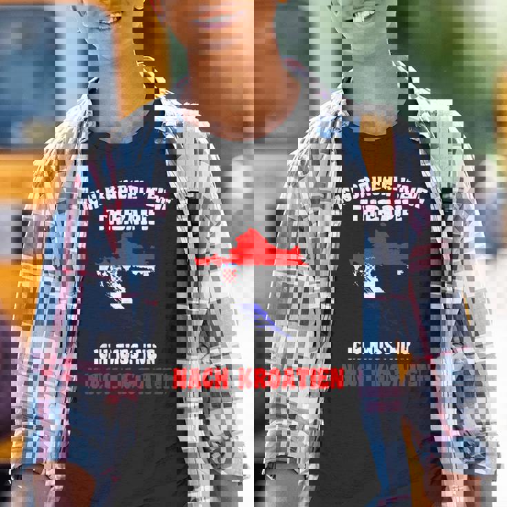 Brauche Keine Therapie Ich Muss Nur Nach Kroatien Holiday Kinder Tshirt