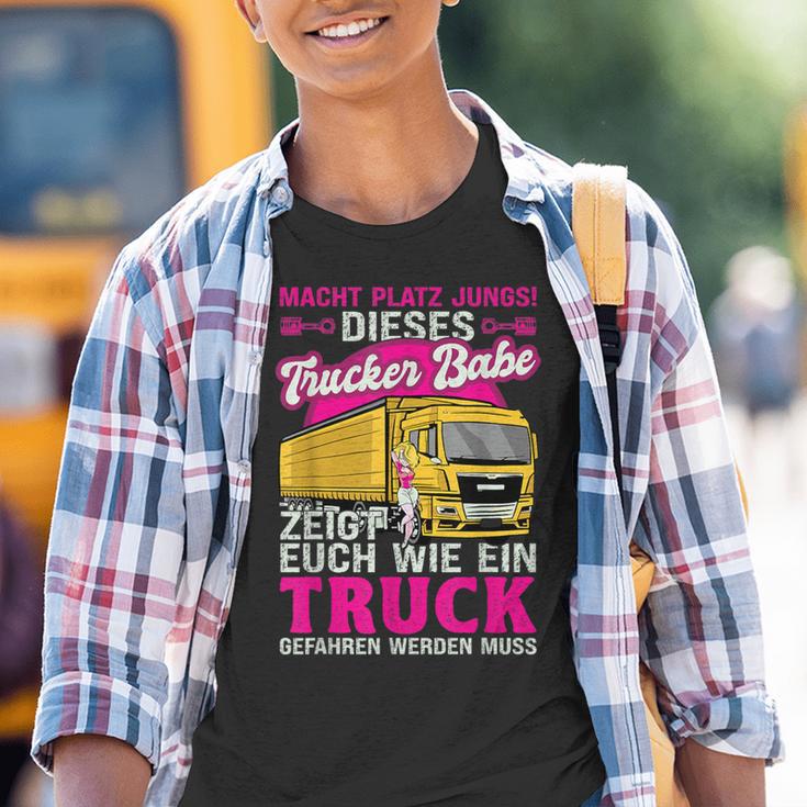 Dieses Trucker Babe Shows Euch Wie Ein Truck Gefahren Wird Kinder Tshirt