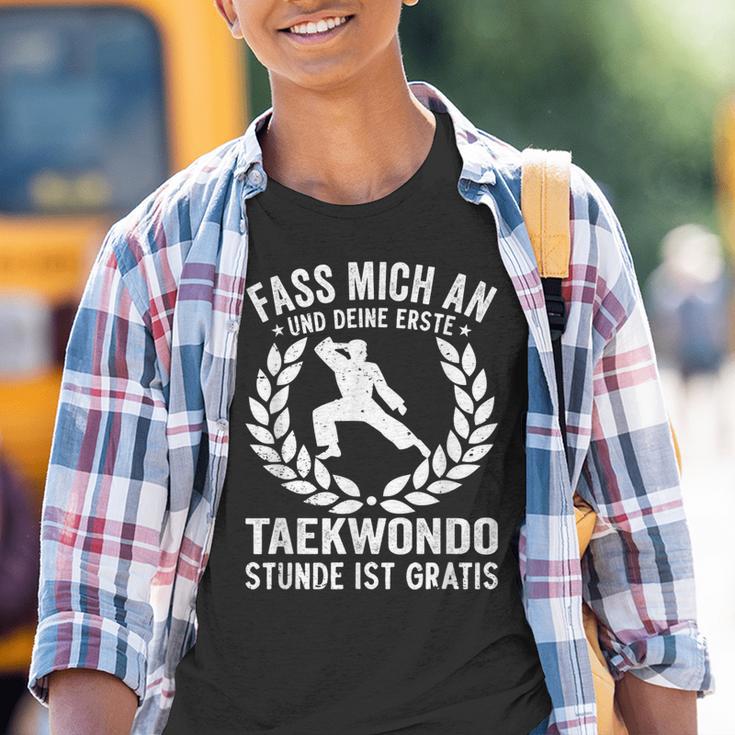 Fass Mich An Und Dein Erste Taekwondo Stunde Ist Kostenlose Kinder Tshirt