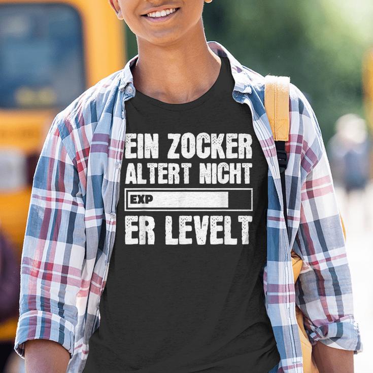 Gamer Birthday Saying Ein Zocker Altert Nicht Er Levelt Kinder Tshirt