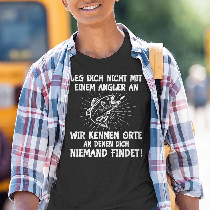 Leg Dich Nicht Mit Einem Angler An Fischer Angel Kinder Tshirt