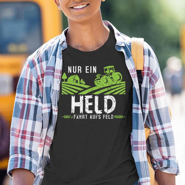 Nur Ein Held Fährt Aufs Feld Tractor Tractor Kinder Tshirt