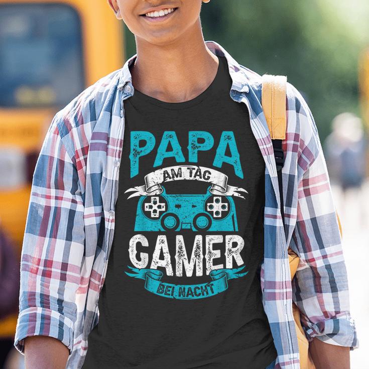 Papa Am Tag Gamer Bei Nacht Papa Am Tag Gamer Bei Nacht Kinder Tshirt