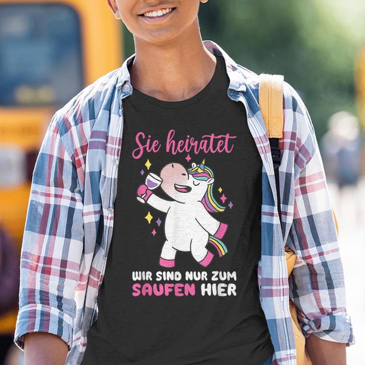 Sie Heiratet Wir Sind Nur Zum Saufen Hier Wedding Marriage Kinder Tshirt