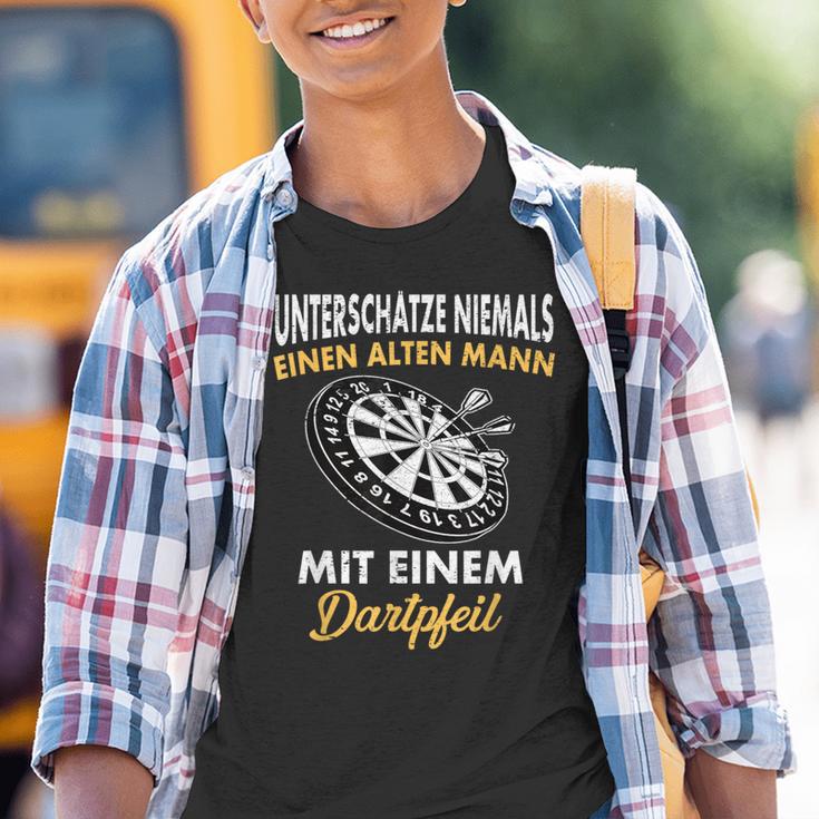 Underschätze Niemals Einen Old Mann Mit Einem Dartpfeil Kinder Tshirt