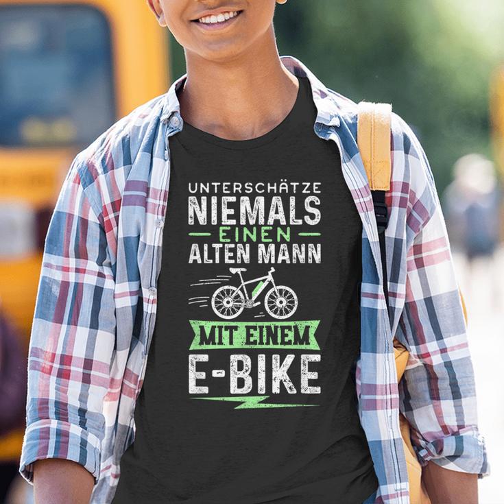 Unterschätze Niemals Einen Alten Mann Mit Ein E-Bike Kinder Tshirt