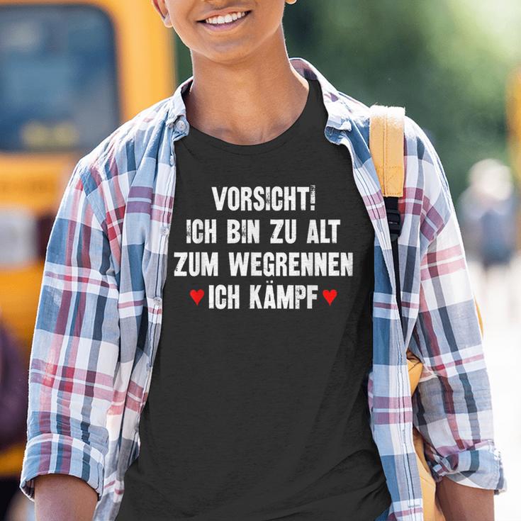 Vorsicht Ich Bin Zu Alt Zum Wegrennen Ich Kämpf Kinder Tshirt